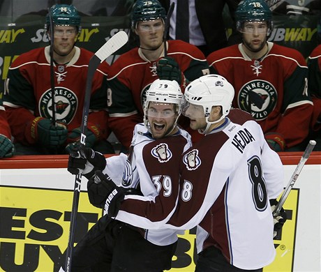 eský obránce Colorada Avalanche Jan Hejda (vpravo) slaví se spoluhráem T. J. Giliardim gól v NHL  proti Minnesot Wild 