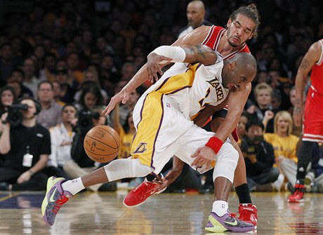 NBA u zase baví diváky. Hvzdu LA Lakers Kobeho Bryanta (v bílém) nepustil ke koi Joakim Noah z Chicaga. 