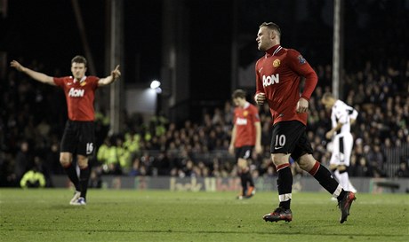 Fotbalista Manchesteru United Wayne Rooney (vpravo) se raduje z gólu