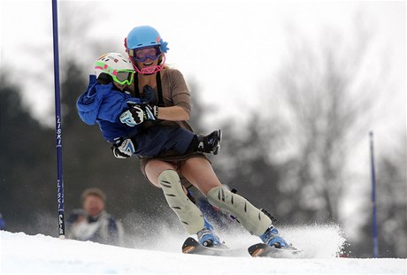 Americká lyaka Sarah Schleperová stylov ukonila patnáctiletou kariéru. Na start slalomu v Lienzu nastoupila v krátkých veerních atech