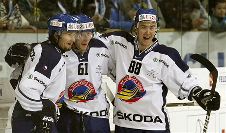 Radost hokejist Vítkovic (zleva) Juraje tefanka, Lukáe Klimka a Tomáe Kudlky po vítzství nad Klotenem ve výcarském Spengler Cupu  