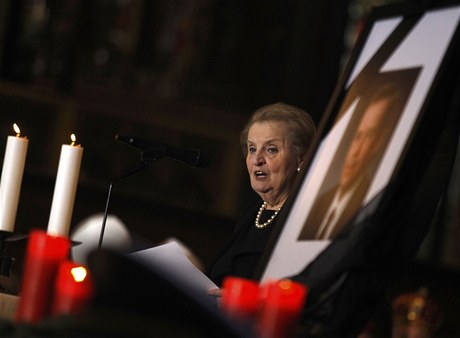 Madelaine Albrightová pi smutení ei za Václava Havla.