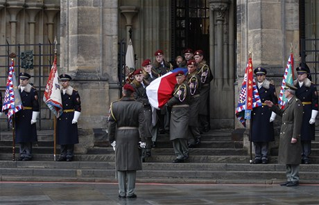Šestice vojáků vynáší z katedrály sv. Víta rakev s Havlovými ostatky.