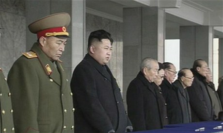 Kim ong-un obklopen nejvyím vedením strany.