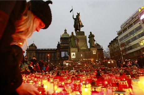Lidé na Václavské námstí stále pináejí nové svíky a ty starí obnovují.  