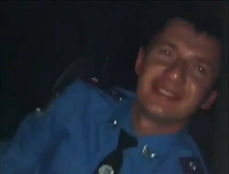 Opilý ukrajinský policista sedl v aut s eskou poznávací znakou.