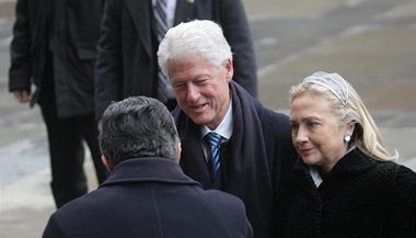 Hillary a Bill Clintonovi na pohbu Vclava Havla