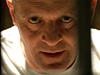 Anthony Hopkins jako rafinovan kanibal Hannibal Lecter.