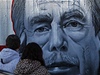 Lidé uctívají památku prezidenta Václava Havla. Na pražském Těšnově se objevilo graffiti s jeho portrétem.
