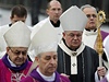 Arcibiskup Dominik Duka přichází v doprovodu biskupů na pohřeb Václava Havla. 