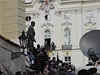 Lidé  vyprovázející Václava Havla u pomníku T.G. Masaryka na Hradanském námstí.