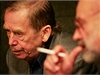 Jan Ruml a Václav Havel před tiskovou konferencí ke hře Odcházení