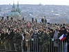 Na Hradčanské náměstí se přišlo s bývalým prezidentem rozloučit podle odhadu policie přes 10.000 lidí. 
