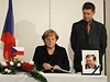 Angela Merkelová s manželem Joachimem Sauerem podepsala kondolenční list na české ambasádě v Berlíně. 