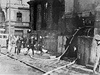Nmecké bojové akce proti úastníkm atentátu na Heydricha,kteí byli ukryti v krypt pod kostelem Cyrila a Metodje v Resslov ulici. Vtracím oknem krypty se nacisté pokoueli parautisty vytopit.