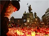 Lidé na Václavské náměstí stále přinášejí nové svíčky a ty starší obnovují.  