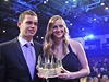 Petra Kvitová s korunou pro vítze ankety Sportovec roku. Vlevo je její pítel Adam Pavlásek