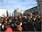 Účastníci smutečního průvodu vyprovázejícího Václava Havla se shromáždili na Hradčanském náměstí
