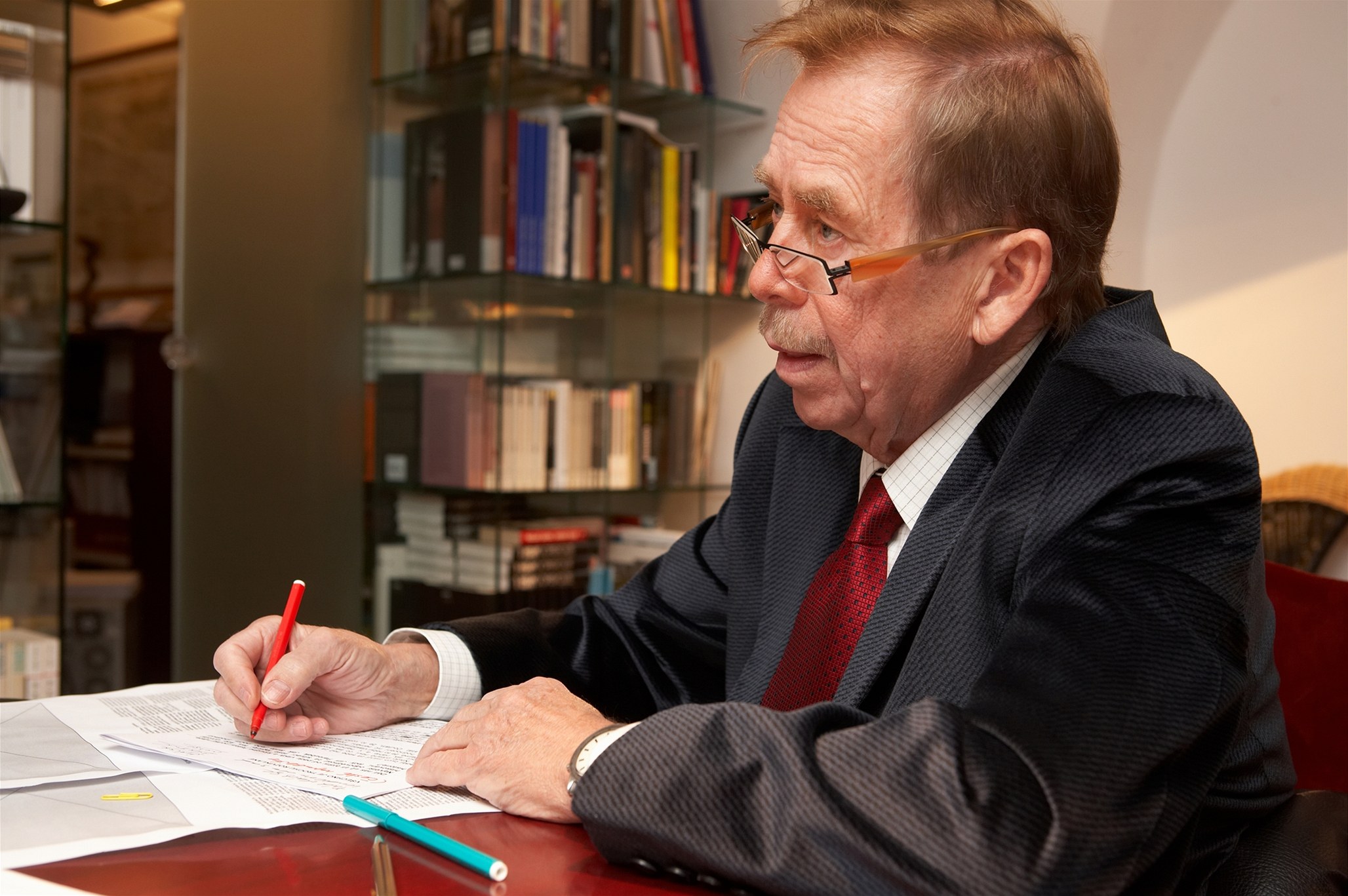 Václav Havel pracuje v kancelá�i ve Vor�ilské ulici v dubnu roku 2009. Jeho nejbli��í spolupracovnicí byla v posledních letech tajemnice Sabina Tan�evová.