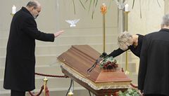 Knz Tomá Halík (vlevo) se 20. prosince rozlouil se zesnulým Václavem Havlem v odsvceném kostele Praské kiovatky, kde byla vystavena rakev s prezidentovými ostatky. 