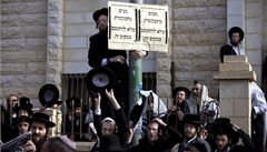Plivání a nadávky. Ortodoxní židé diskriminují ženy