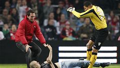 Branká nizozemského Alkmaaru Esteban Alvarado (vpravo) znekodnil nkolika kopanci fanouka fanouka, který ho bhem zápasu napadnul 