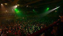 Zapln�ný sál Lucerny.