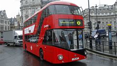 Londýané se mohou svézt novými autobusy, do kterých lze naskakovat.