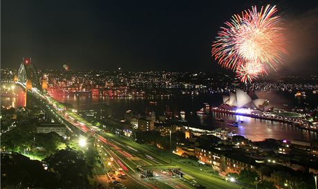 Australané oslavili Silvestr tradiním ohostrojem nad operní budovu v Sydney.