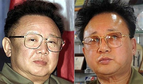 K nerozeznání. Kim ong-il vlevo, jeho dvojník Kim Jong-sik vpravo