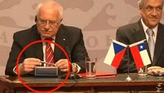 Chilsk prezident dostal nhradu za pero, kter mu odnesl Klaus