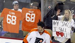Zatímco fanou�ci Pittsburghu se Jágrovi posmívali, jedna z jeho v�rných fanynek mu vyznala lásku. I ona ale na milostný plakát p�idala vý�itku za jeho odchod do Flyers. 