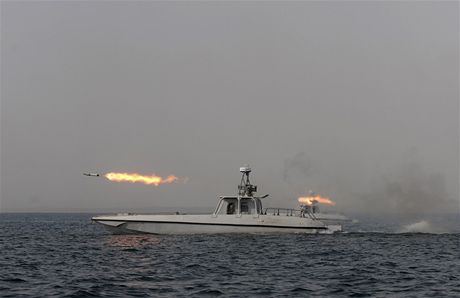Íránská armáda testuje v Perském zálivu rakety stedního doletu. 