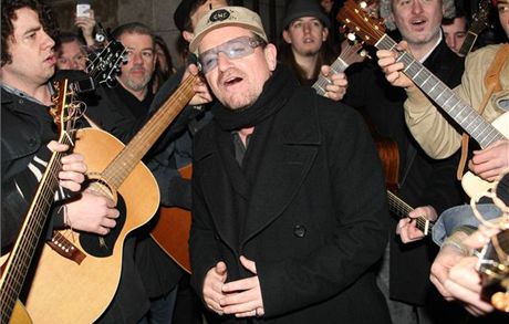 Bono Vox zazpíval s Glenem Hansardem a Damienem Ricem na charitativní akci v ulicích Dublinu