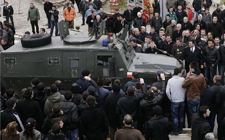 Kosovtí Albánci se pokusili zastavit konvoj srbského prezidenta 