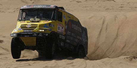 Ale Loprais s tatrou vybojoval v 8. etap Rallye Dakar první letoní triumf. Mezi kamiony je druhý, ztrátu na Nizozemce De Rooye sníil o 1:31.
