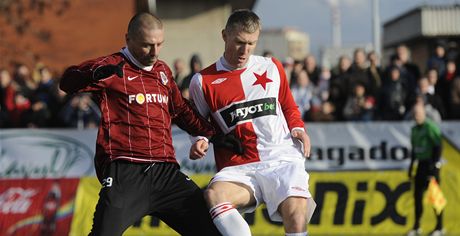 Silvestrovské derby fotbalist Sparty a Slavie. Zleva Tomá epka ze Sparty a Martin Hyský ze Slavie