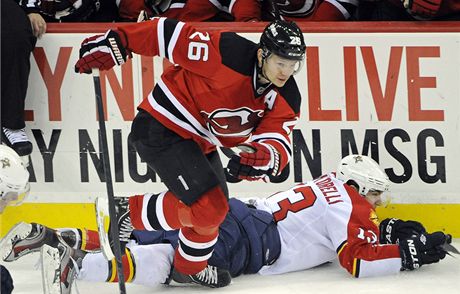 eský hokejista ve slubách New Jersey Devils Patrik Eliá v zápase NHL