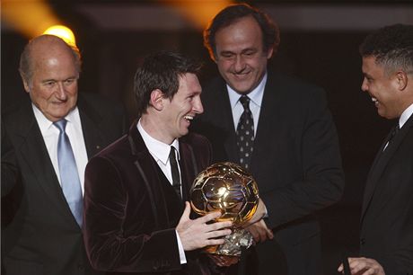 Fotbalista Barcelony Lionel Messi pebírá potetí za sebou Zlatý mí pro nejlepího hráe svta