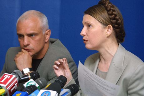 Julija Tymoenková a její manel Oleksandr na tiskové konferenci 8. kvtna 2002 .