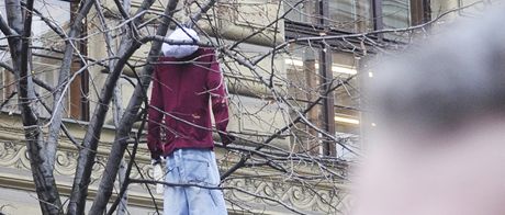 Prask policie 9. ledna od rna vyjdla k figurnm obenc. Jedna z nich visela pobl tramvajov zastvky Staromstsk v Kiovnick ulici.