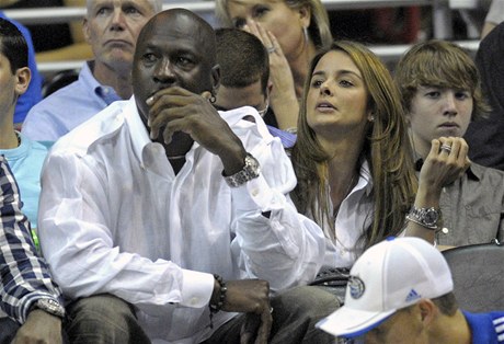 Basketbalista Michael Jordan se svou snoubenkou Yvette Prietovou.