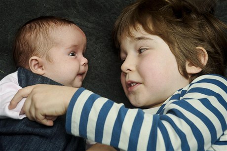 Britská dvojčata: chlapec Reuben se narodil díky umělému oplodnění v roce 2006 a dívka Floren přišla na svět o pět let později ze zmrazeného embrya.