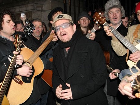 Bono Vox zazpíval s Glenem Hansardem a Damienem Ricem na charitativní akci v ulicích Dublinu