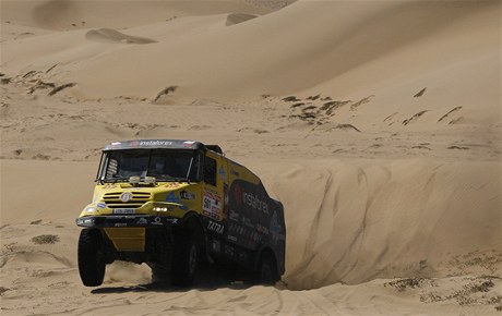 Aleš Loprais s tatrou vybojoval v 8. etapě Rallye Dakar první letošní triumf. Mezi kamiony je druhý, ztrátu na Nizozemce De Rooye snížil o 1:31.