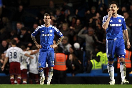 Zklamaní fotbalisté Chelsea Raul Meireles (vlevo) a Frank Lampard