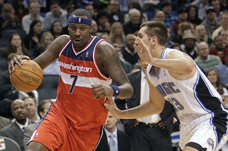 Zápas NBA mezi Washingtonem Wizards a Orlandem Magic. Vlevo Andray Blatche z Washingtonu, vpravo Ryan Anderson z Orlanda 