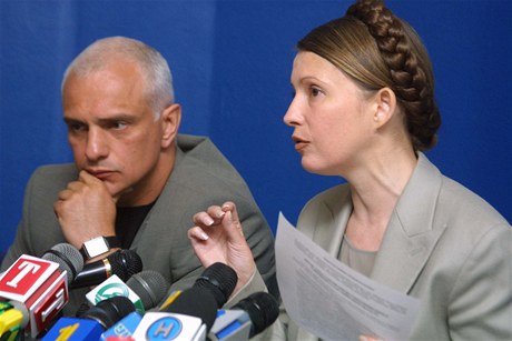 Julija Tymoenková a její manel Oleksandr na tiskové konferenci 8. kvtna 2002 .