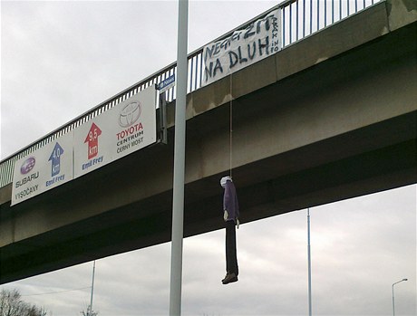 Praská policie 9. ledna od rána vyjídla k figurínám obenc. Jedna z nich visela také na tramvajovém most mezi Krejcárkem a Palmovkou. 