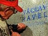 Kameník vytesává jméno Václava Havla na náhrobek